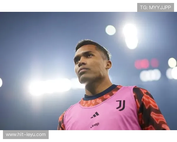 足球巨星技艺展示:近距离过人瞬间展现惊人灵动与控球技巧 足球巨星技艺展示:近距离过人瞬间展现惊人灵动与控球技巧